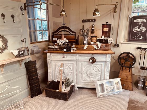 Gründerzeit-Buffet mit geölter Holzplatte, davor Korb und Waschbrett